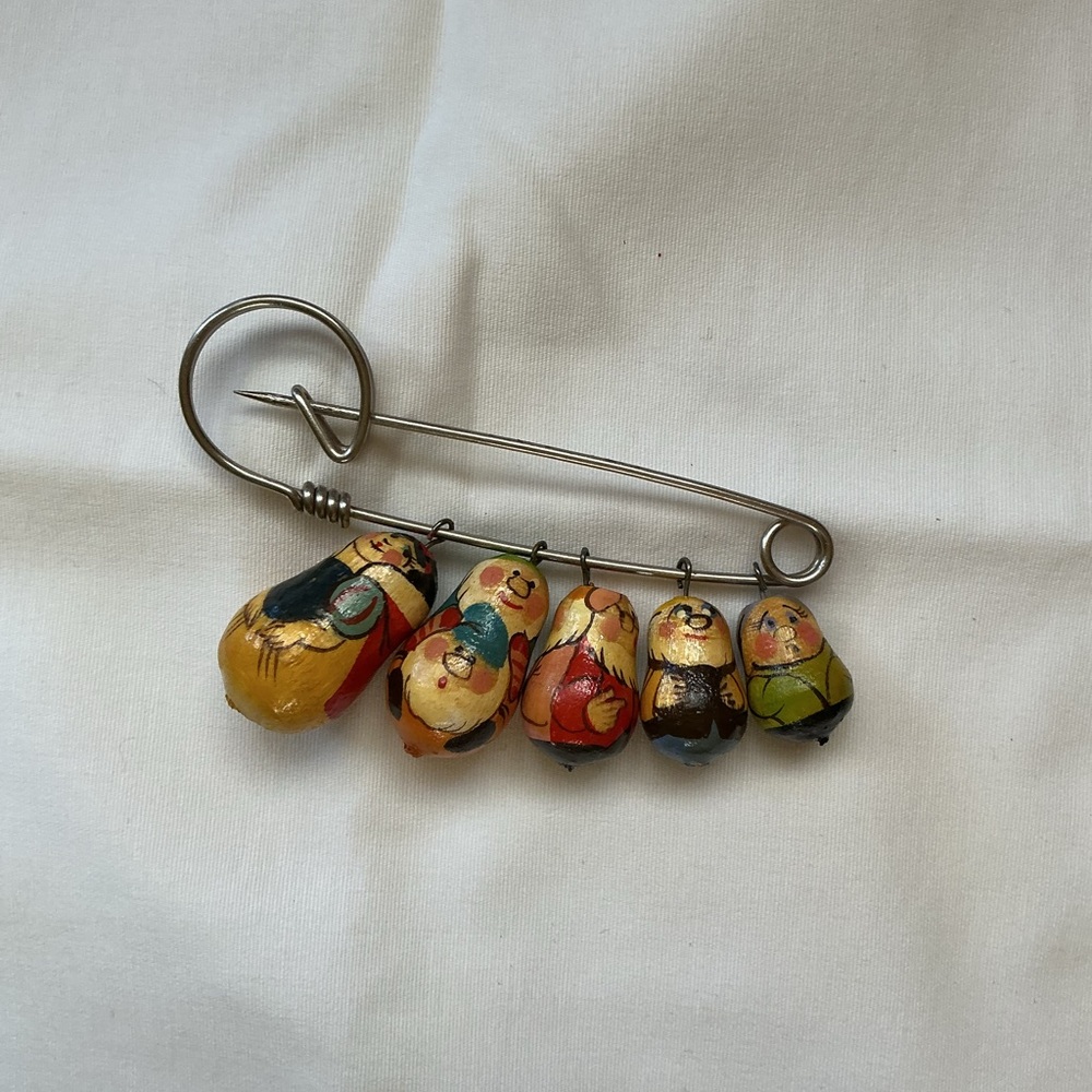 Russian Snow white and 4 Dwarfs-Painted Wooden Brooch/ Pin - Picture 2 of 3